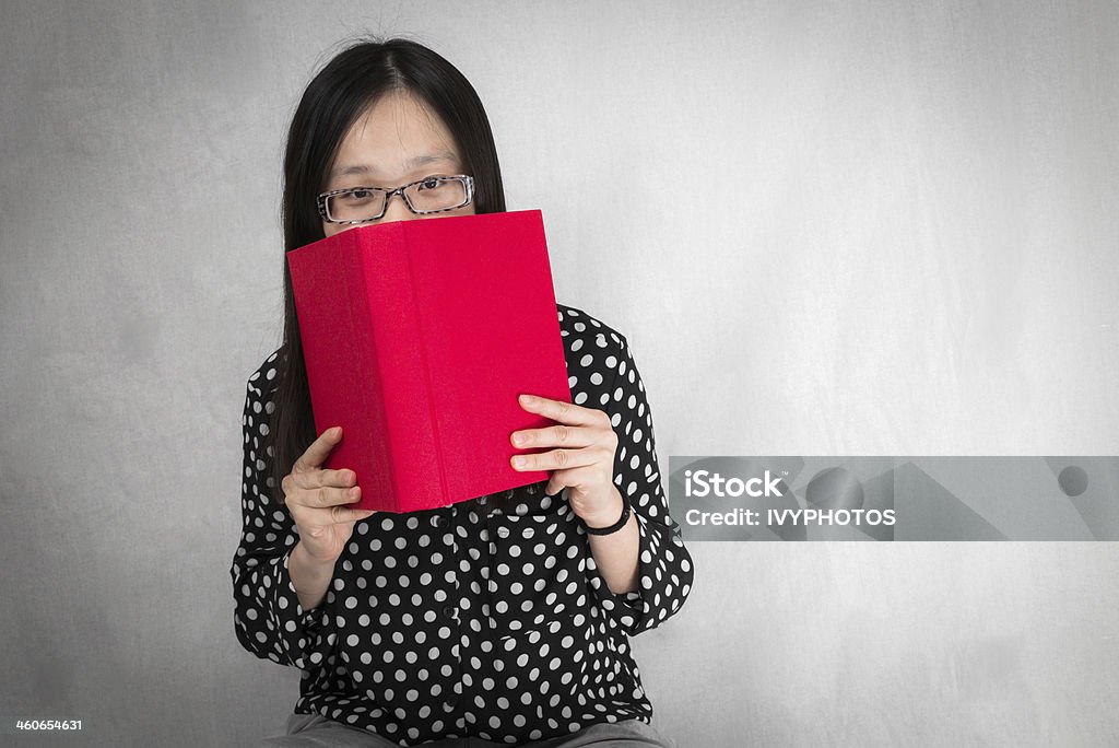 Fille devant la bouche avec un livre - Photo de Adolescent libre de droits