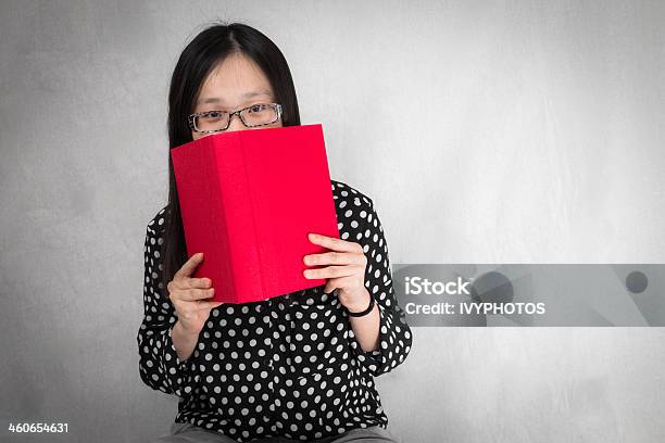 Photo libre de droit de Fille Devant La Bouche Avec Un Livre banque d'images et plus d'images libres de droit de Adolescent - Adolescent, Adulte, Art du portrait