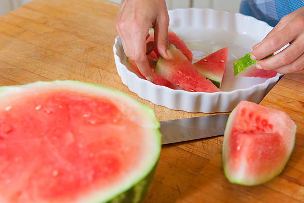 Gestionar Waterlemon en un plato - foto de stock