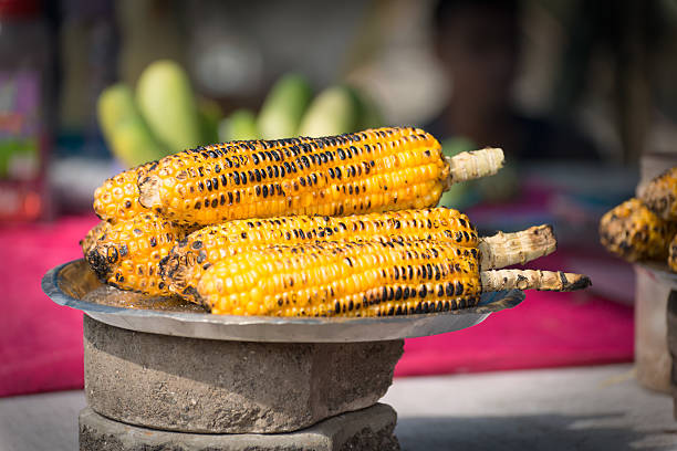 핸드로스트 옥수수-거리 음식, 뭄바이, 인도 - grilled corn vegetable corn on the cob 뉴스 사진 이미지