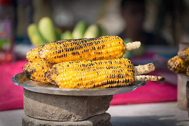 espiga de milho assada e comida de rua, mumbai, índia - corn corn on the cob grilled roasted - fotografias e filmes do acervo