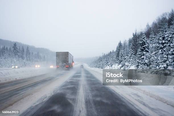 Tormenta De Nieve La Foto de stock y más banco de imágenes de Invierno - Invierno, Tormenta de hielo - Tiempo atmosférico, 2013