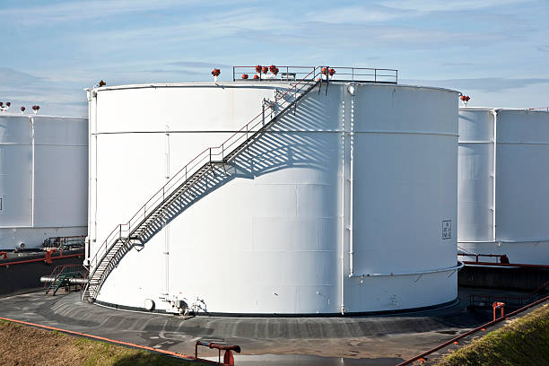 blanco tanques en tanque farm con cielo azul - architecture chemical plant diesel fuel and power generation fotografías e imágenes de stock