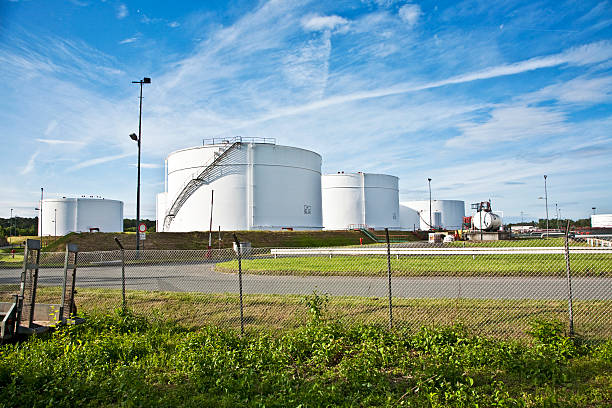 blanco tanques en tanque farm con cielo azul - architecture chemical plant diesel fuel and power generation fotografías e imágenes de stock