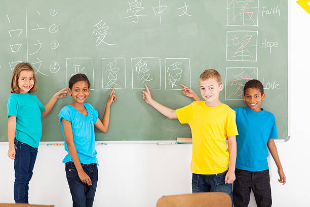 учащихся начальной школы, который их китайский письменной работе - child writing word стоковые фото и изображения