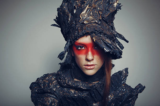 Porträt der schönen Frau mit Metall-Kopfbedeckung und roten make-up – Foto