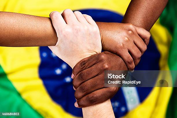 3 つのサポーター手に留めブラジルの国旗 - 黒人公民権運動のストックフォトや画像を多数ご用意 - 黒人公民権運動, 3人, つながり