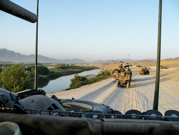 fuerzas especiales de vehículos en mission - helmand fotografías e imágenes de stock