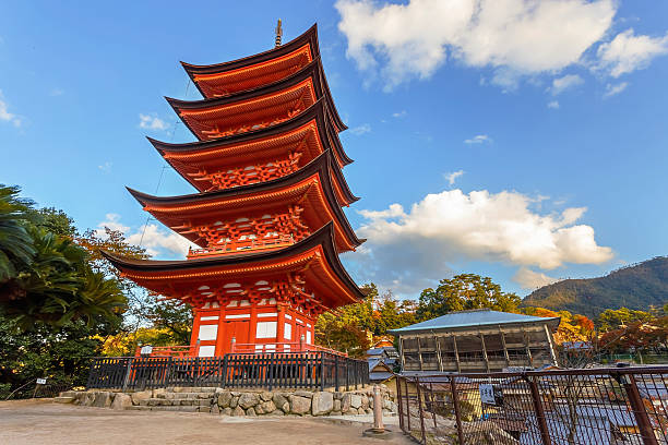 pagode de cinco imponente no toyokuni santuário em miyajima - toyotomi hideyoshi - fotografias e filmes do acervo