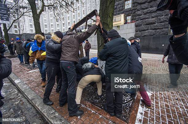 Protesta Contra El Gobierno De Ucrania Foto de stock y más banco de imágenes de A prueba de balas - A prueba de balas, Accesorio de cabeza, Actividad