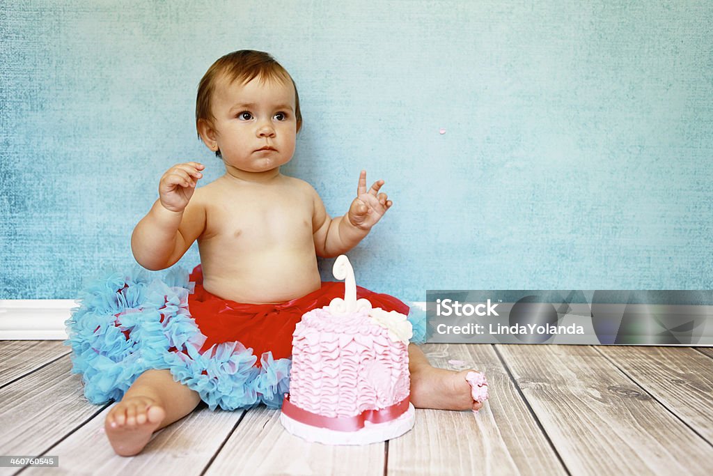 Baby Mädchen mit ersten Geburtstag-Kuchen - Lizenzfrei 12-17 Monate Stock-Foto