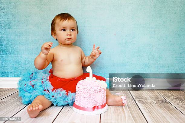 赤ちゃんの女の子最初の誕生日ケーキ - 1人のストックフォトや画像を多数ご用意 - 1人, アイシング, カラー画像