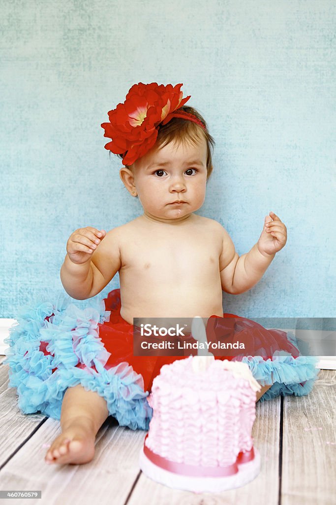 Bebê Menina com um bolo de aniversário - Foto de stock de 12-17 meses royalty-free