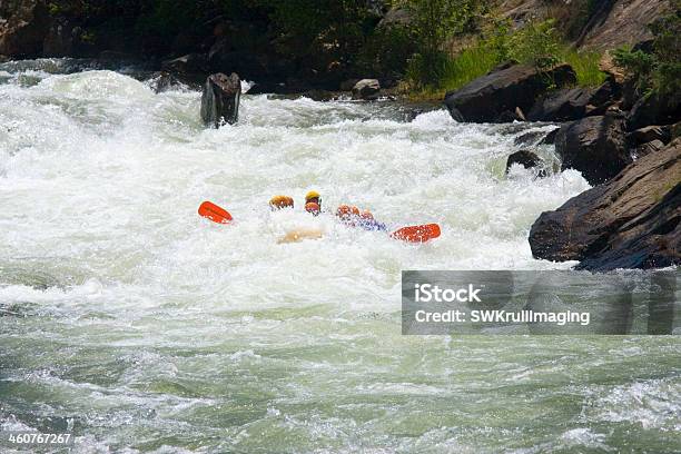 Spłyń Kajakiem Po Rwącej Rzece W Clear Creek - zdjęcia stockowe i więcej obrazów Brzeg rzeki - Brzeg rzeki, Clear Creek Canyon, Czynność