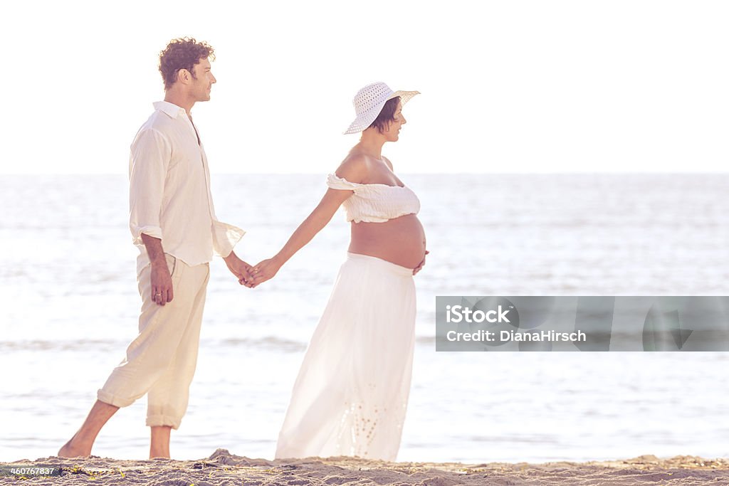 Grávida Casal caminhar na praia - Royalty-free Abdómen Foto de stock