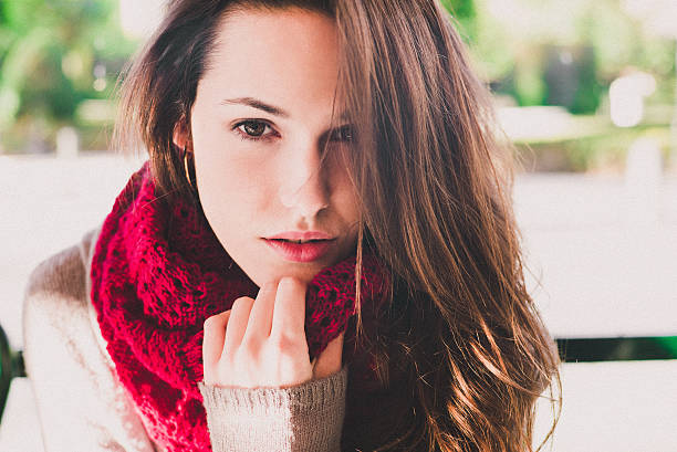 joven hermosa mujer - people winter urban scene chair fotografías e imágenes de stock