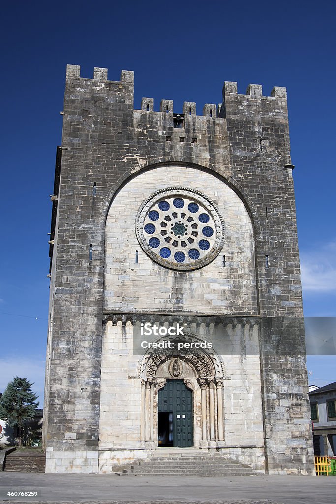 Fachada da igreja de estilo românico - Foto de stock de Antigo royalty-free