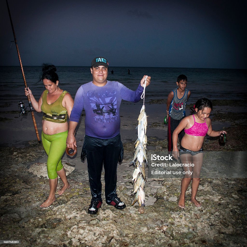 Pesca en familia - Foto de stock de Aire libre libre de derechos