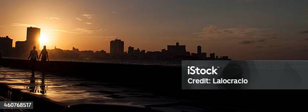 Puesta De Sol Sobre La Costanera Malecón Foto de stock y más banco de imágenes de Aire libre - Aire libre, Cuba, Fotografía - Imágenes