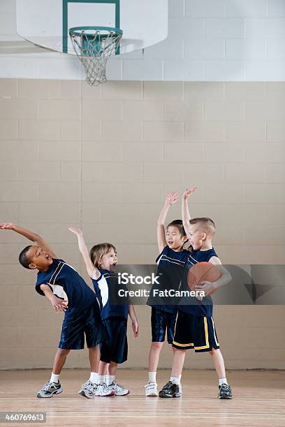 Diverse Kinderbasketball Team Stockfoto und mehr Bilder von High Five - High Five, Kind, 10-11 Jahre