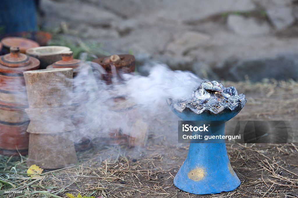 Burning Weihrauch aus traditioneller äthiopischer Kaffee-Zeremonie - Lizenzfrei Weihrauch Stock-Foto