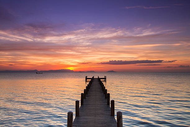 해질녘까지 한 폰툰 향하도록 바다빛 - boardwalk pontoon bridge landscape sky 뉴스 사진 이미지