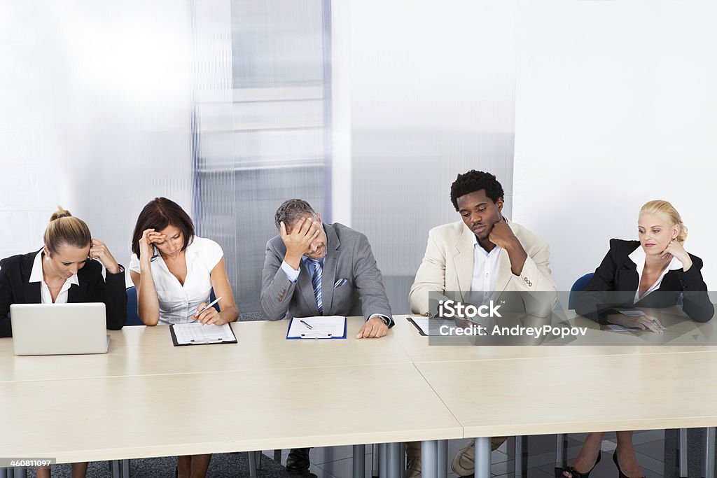 Frustrados pessoal de empresas oficiais no painel - Foto de stock de Reunião royalty-free