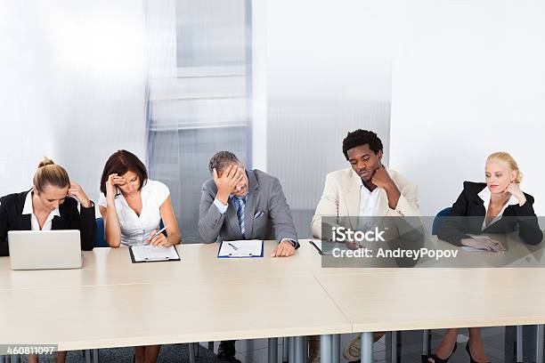 Foto de Frustrados Pessoal De Empresas Oficiais No Painel e mais fotos de stock de Reunião - Reunião, Tédio, Tristeza