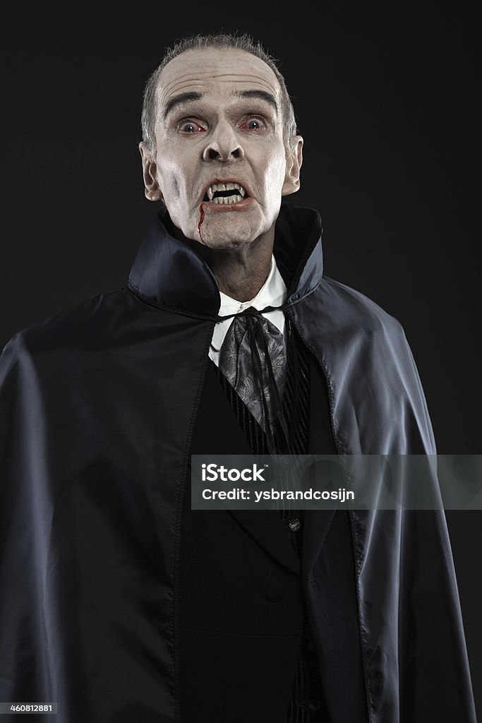 Dracula 블랙 케이프 표시중 그릐 스캐리 이 뱀프 송곳니 공포-무서움에 대한 스톡 사진 및 기타 이미지 - 공포-무서움 ...