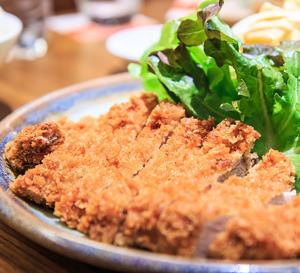 japonês porco frito com salada de servido - food elegance cutlet restaurant imagens e fotografias de stock