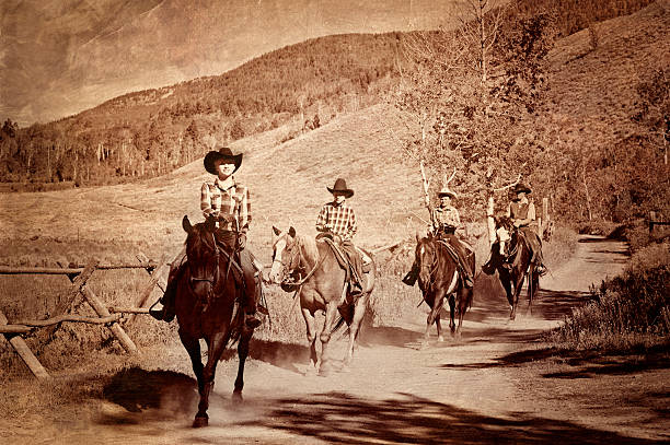 vecchia foto di famiglia cavalcare cavalli occidentale - shirt checked women wild west foto e immagini stock