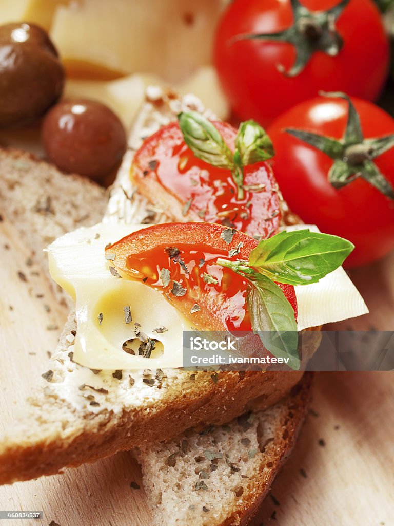 Toast mit Käse - Lizenzfrei Basilikum Stock-Foto