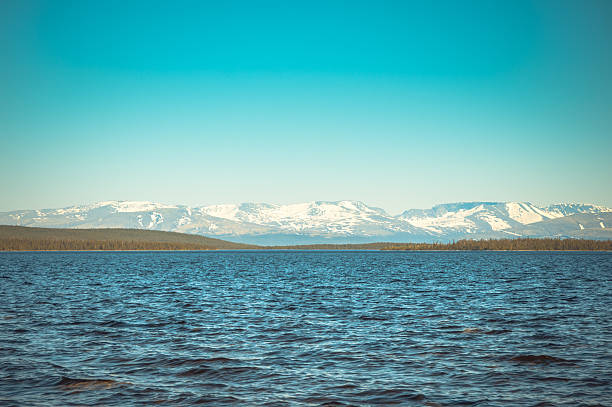 imandra lago e montanhas hibiny paisagem do norte - uncultivated meteorology weather sea imagens e fotografias de stock