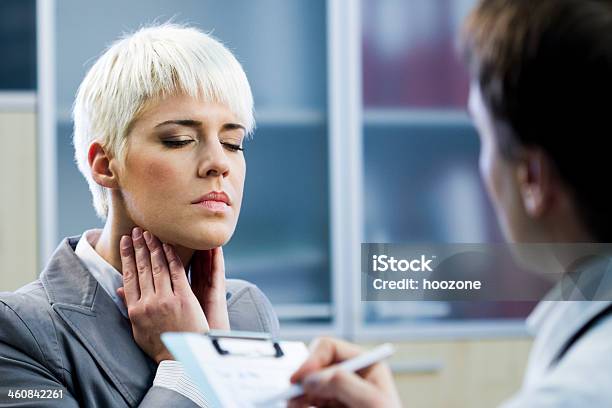 Photo libre de droit de Jeune Femme Avec Douleurs Au Cou banque d'images et plus d'images libres de droit de Glande thyroïde - Glande thyroïde, Noeud lymphatique, Adulte