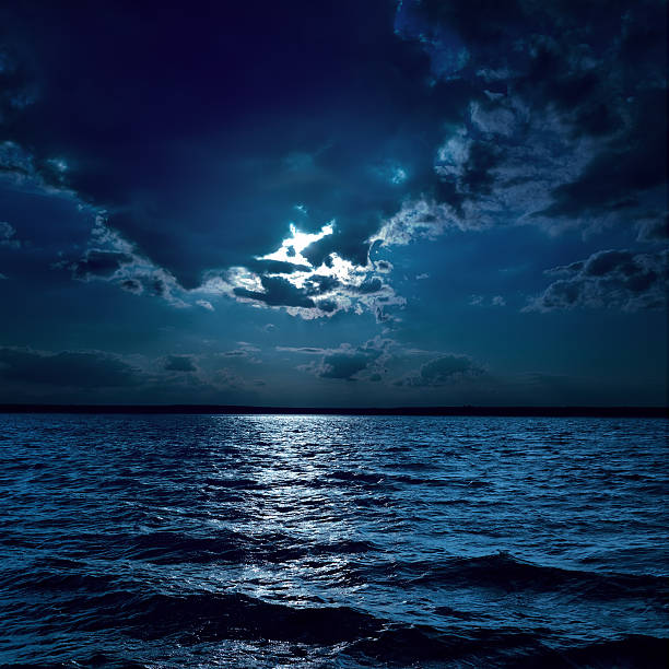 luz de la luna sobre darken agua - azul oscuro fotos fotografías e imágenes de stock