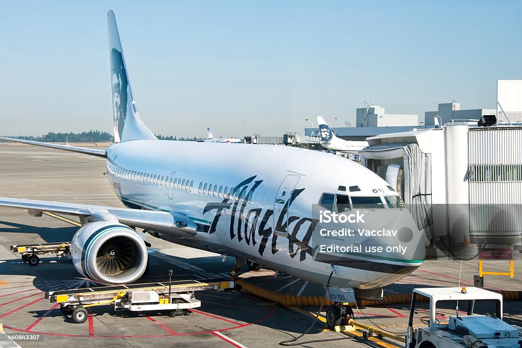 Avião pronto para embarque no Aeroporto Internacional de Seattle-Tacoma - Foto de stock de Aeroporto royalty-free