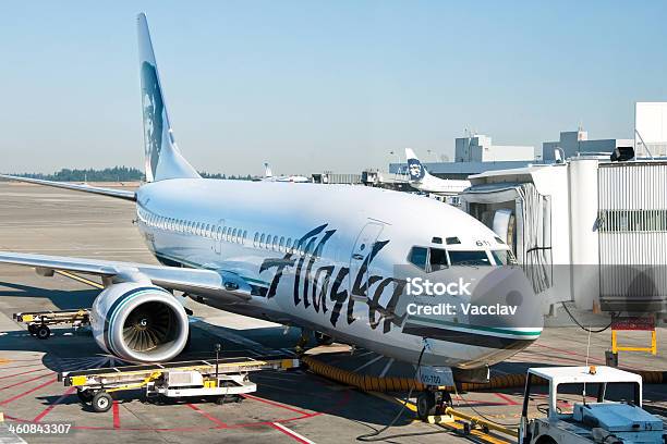 Foto de Avião Pronto Para Embarque No Aeroporto Internacional De Seattletacoma e mais fotos de stock de Aeroporto