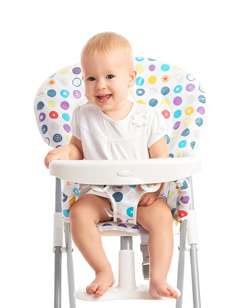 bébé assis dans une chaise haute isolé - fitness trainer photos et images de collection
