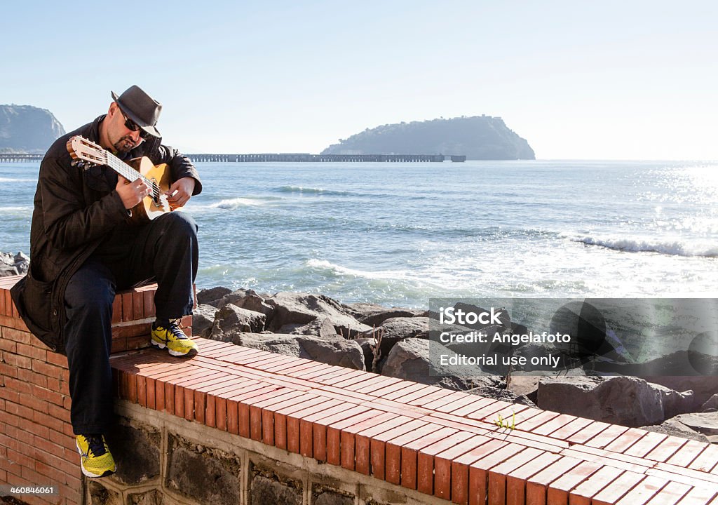 Músico a tocar Guitarra no Mar - Royalty-free Adulto Foto de stock