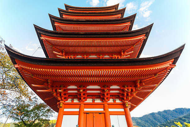 pagode de cinco imponente no toyokuni santuário em miyajima - toyotomi hideyoshi - fotografias e filmes do acervo