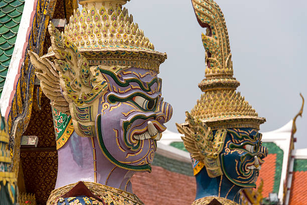 태국인 yaks 근위대 - wat arun buddhism temple stone 뉴스 사진 이미지