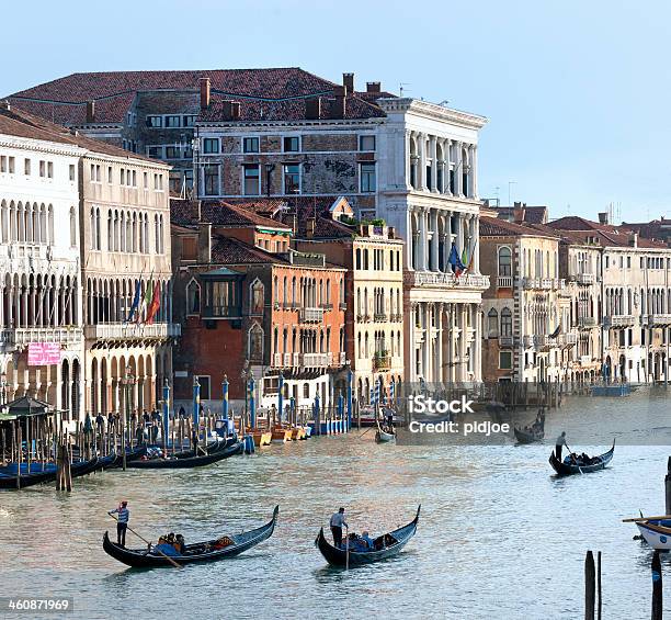 Gondoliers En Gran Canal De Venecia Foto de stock y más banco de imágenes de Agua - Agua, Aire libre, Arquitectura