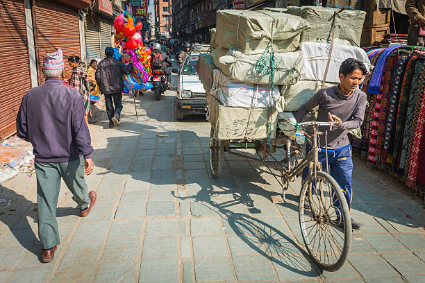 katmandou livraison homme poussant chargé tricycle au thamel rues népal - rickshaw nepal men indian culture photos et images de collection