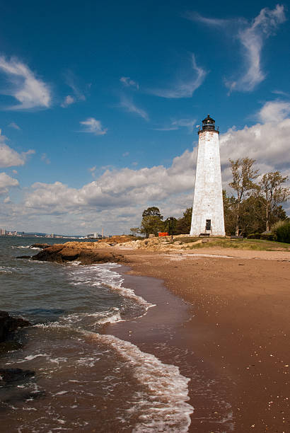 ライトハウスポイントとニューヘヴンスカイラインコネチカット州） - connecticut lighthouse new haven coastline ストックフォトと画像