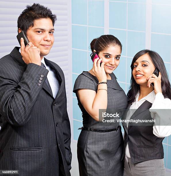Corporate Indische Businessteam Person Am Telefon Stockfoto und mehr Bilder von 20-24 Jahre - 20-24 Jahre, 25-29 Jahre, Aktivitäten und Sport
