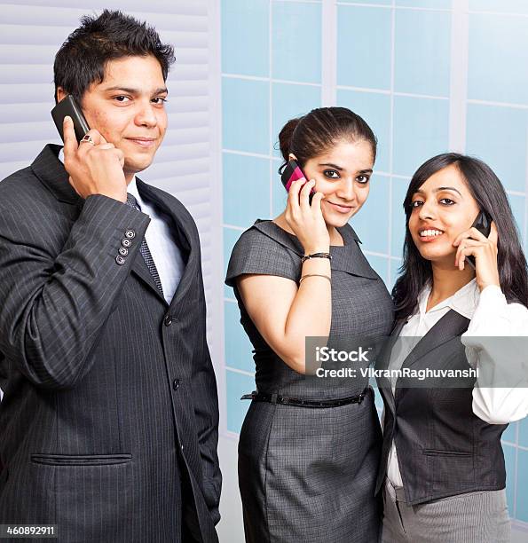 Corporate Indiano Business Team Persona Al Telefono - Fotografie stock e altre immagini di 20-24 anni