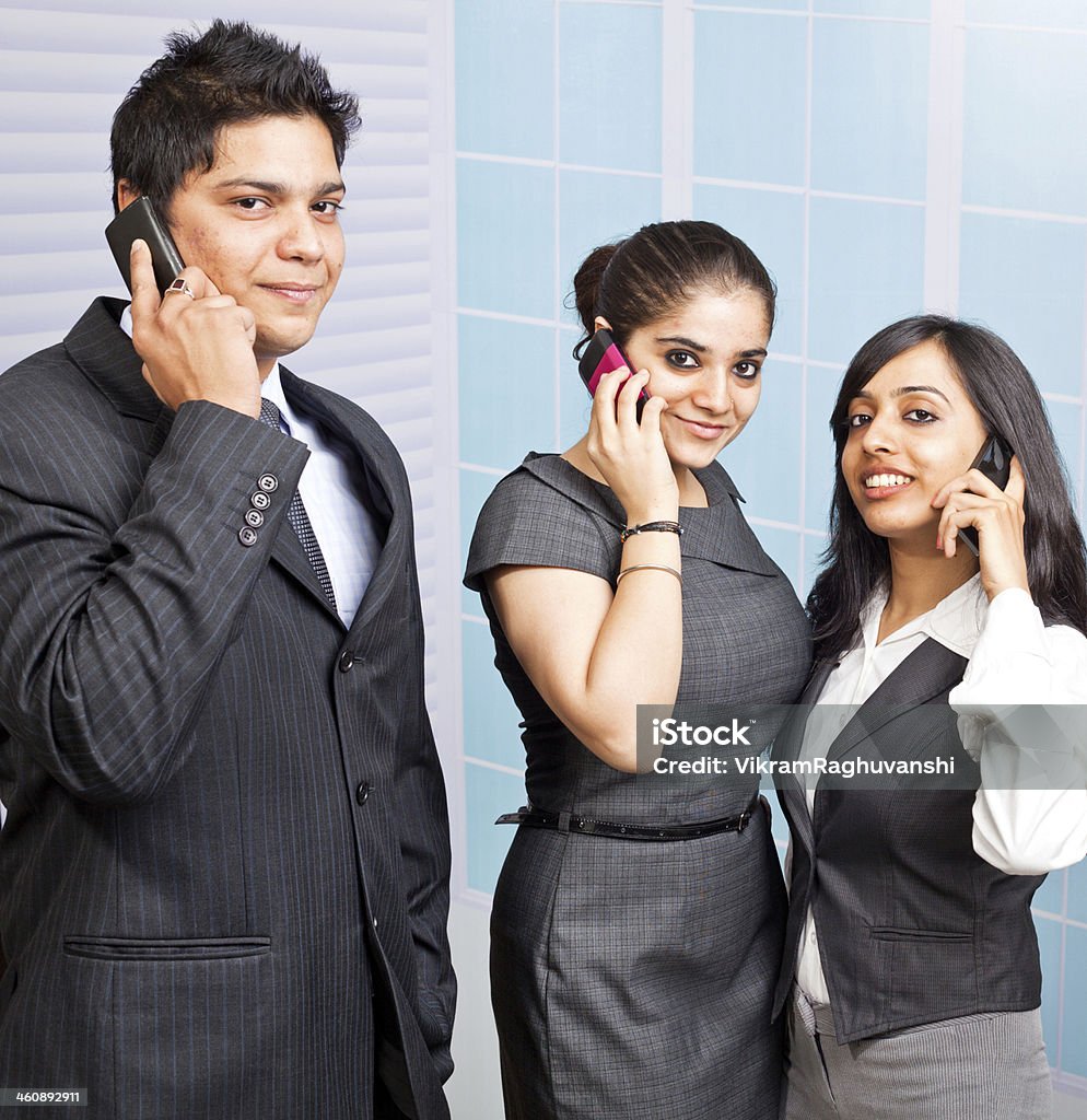 Equipe de negócios corporativos indiana pessoa no telefone - Foto de stock de 20-24 Anos royalty-free