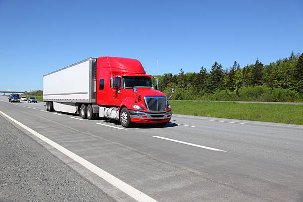 semi-remorque - semi truck truck highway red photos et images de collection