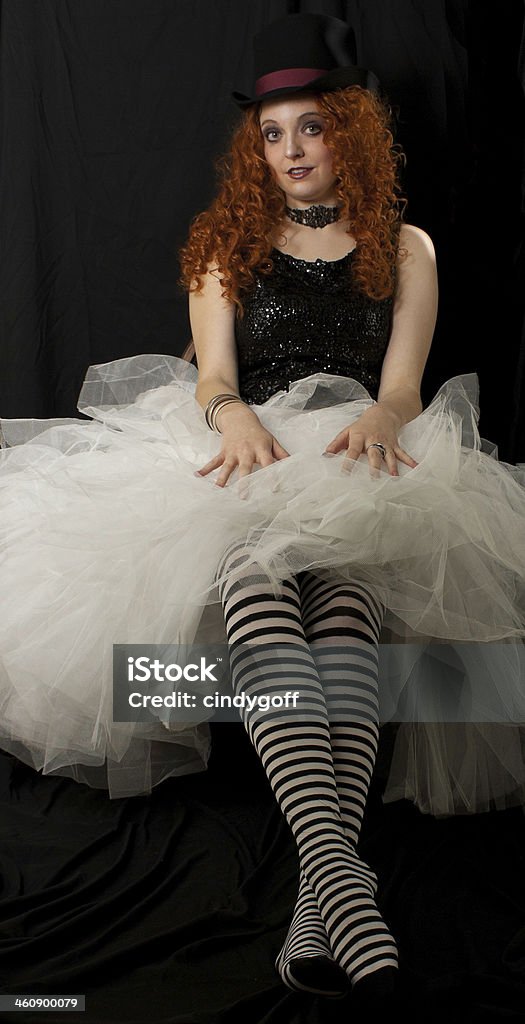 Молодая женщина с длинные красные волосы в полоску, Чулки - Стоковые фото Блёстка на платье роялти-фри