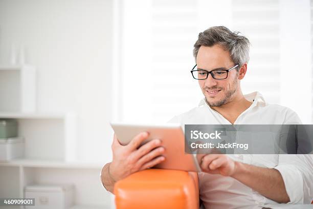 Hombre Atractivo Surf En Tableta Foto de stock y más banco de imágenes de 30-34 años - 30-34 años, 35-39 años, Adulto